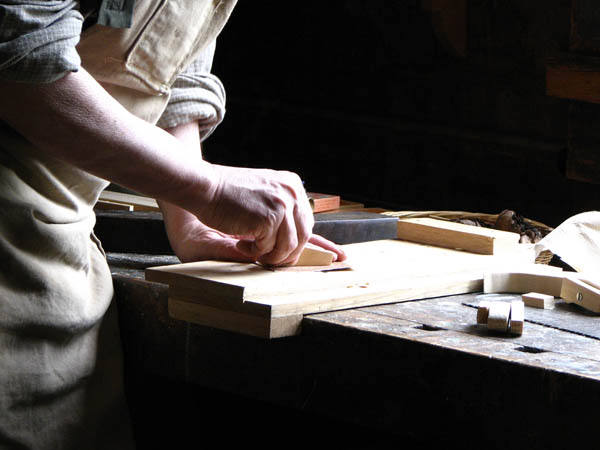 Nuestro equipo de profesionales cuenta  con muchos años de contrastada <strong>experiencia</strong> en el sector de la <strong>carpintería de madera en Arañuel</strong>.